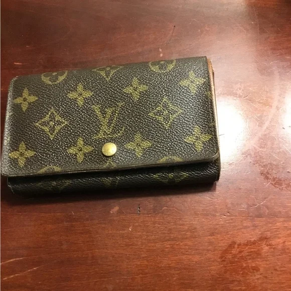 Louis Vuitton Monogram Wallet in Black and Gold - Picture 7 of 16